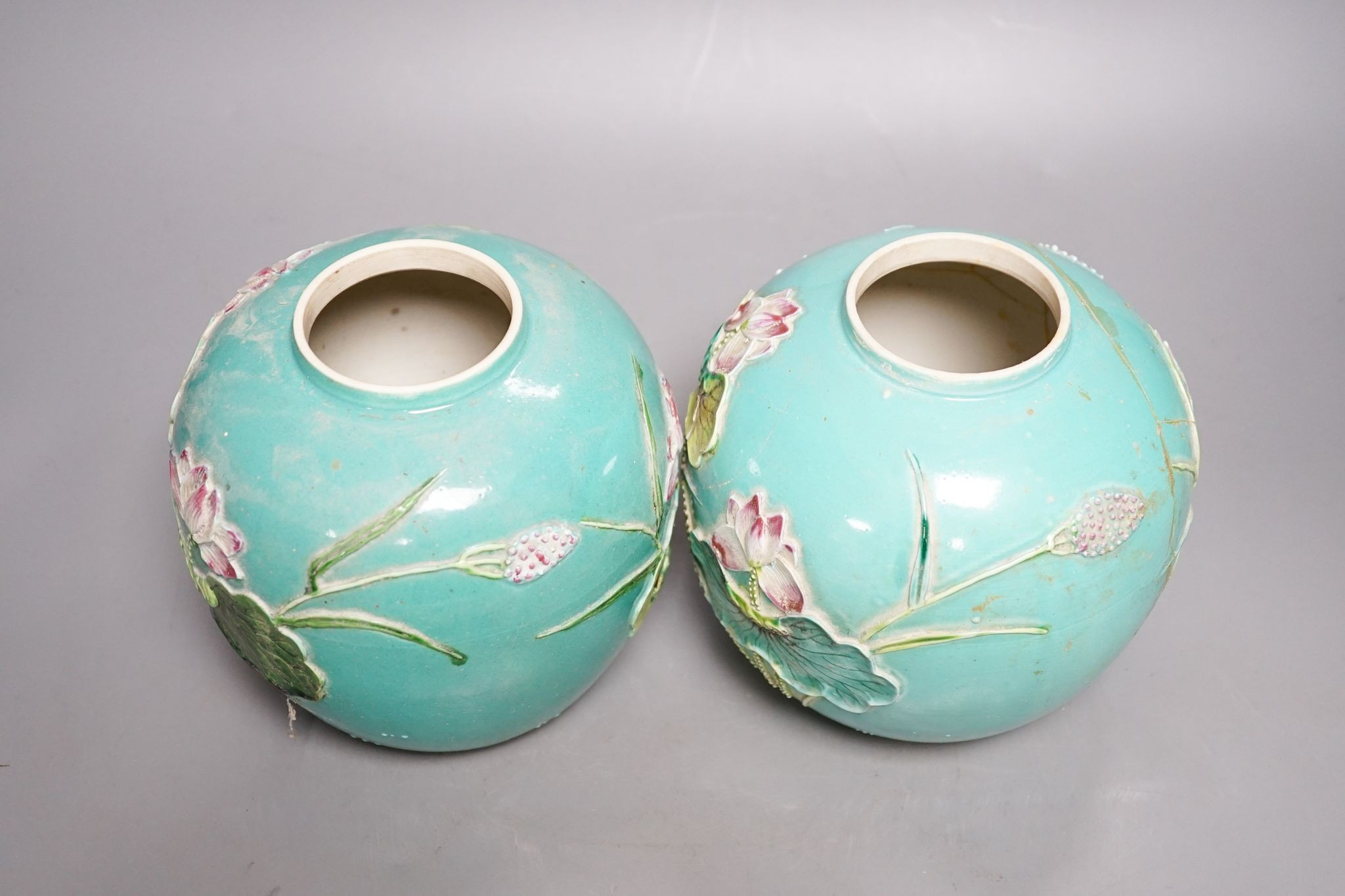 A pair of Chinese enamelled porcelain jars and covers, early 20th century, 17.5cm